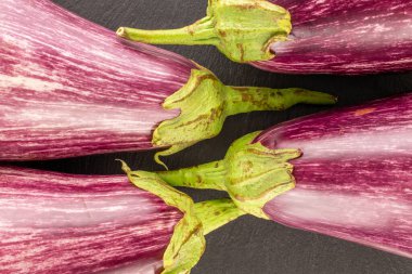 Birkaç olgun patlıcan, kayrak taşı, makro, üst manzara..