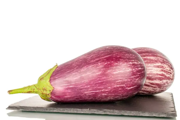 Kayrak Taşı Üzerinde Iki Organik Patlıcan Makro Beyaz Arka Planda — Stok fotoğraf