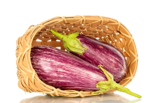 Bir Sepette Iki Organik Patlıcan Makro Beyaz Arka Planda Izole — Stok fotoğraf
