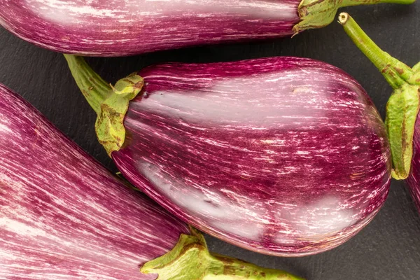 Birkaç olgun patlıcan, kayrak taşı, makro, üst manzara..