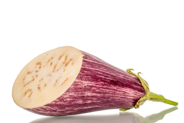 Yarım Sulu Patlıcan Makro Beyaz Arka Planda Izole Edilmiş — Stok fotoğraf