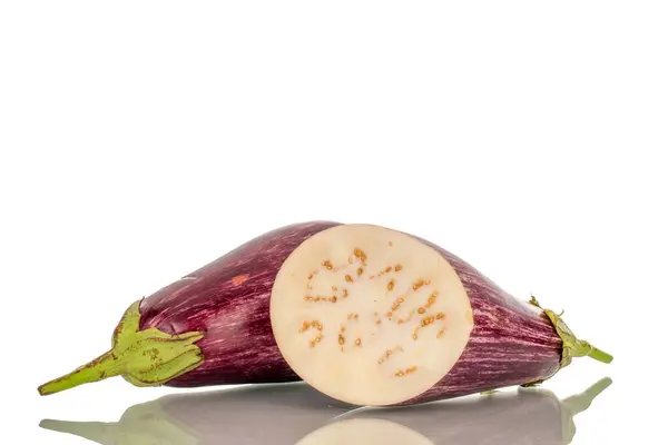 Bir Buçuk Sulu Patlıcan Makro Beyaz Arka Planda Izole Edilmiş — Stok fotoğraf