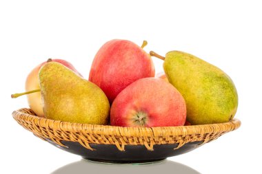 Birkaç kırmızı elma ve yeşil armut seramik bir çanakta, makro, beyaz arka planda izole edilmiş..