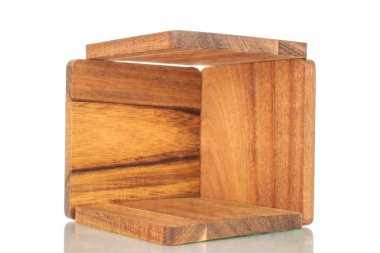 Dört adet tahta bardak altlığı, makro, beyaz arka planda izole edilmiş..