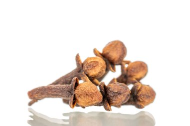 Kuru aromatik karanfiller, makro, beyaz arkaplanda izole edilmiş..