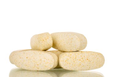 Birkaç ilaç, makro, beyaz arka planda izole edilmiş..