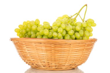 Kamış kabında bir demet tatlı üzüm, makro, beyaz arka planda izole edilmiş..