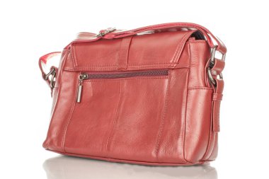 Bir adet deri kadın çantası, makro, beyaz arka planda izole edilmiş..