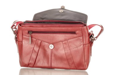 Bir adet deri kadın çantası, makro, beyaz arka planda izole edilmiş..