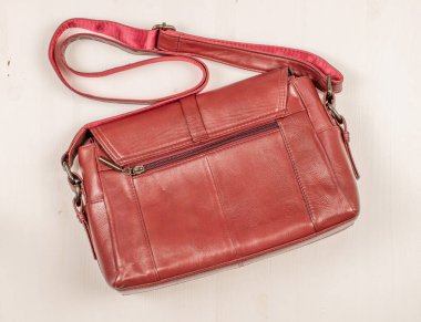 Tahta bir masanın üstünde deri bir kadın çantası, makro, üst manzara..