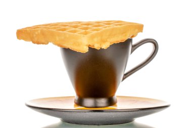 Beyaz arka planda izole edilmiş, seramik fincan ve fincanlı yeni pişmiş aromatik waffle..