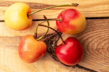 Tahta bir masada birkaç kiraz, makro, üst manzara..