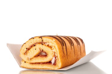 Bir kirazlı çörek, makro, beyaz arka planda izole edilmiş..