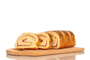 Bambu mutfak tahtasında dilimlenmiş lezzetli bir kiraz rulosu, beyaz arka planda izole edilmiş makro..