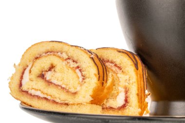 İki parça lezzetli kiraz rulosu seramik fincan, makro, beyaz arka planda izole edilmiş..