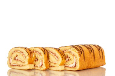 Lezzetli bir kirazlı rulo dilimlenmiş, makro, beyaz arka planda izole edilmiş..