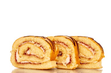 Üç parça lezzetli kirazlı rulo, makro, beyaz arka planda izole edilmiş..