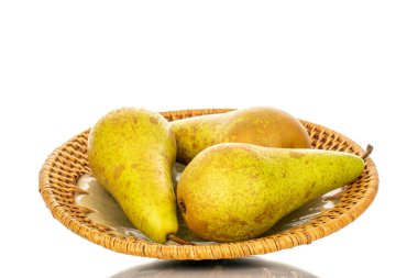 Seramik bir tabakta üç olgun armut, makro, beyaz arka planda izole edilmiş..