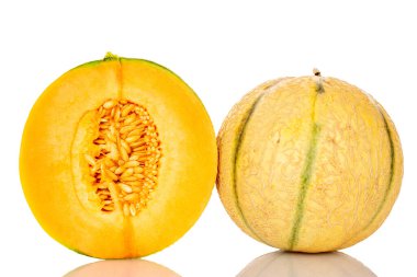 Yarım ve bir tam olgun kavun, yakın plan, beyaz üzerinde izole..