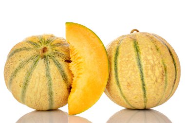 İki kavun ve odakta bir dilim, yakın plan, beyaz arka plan..