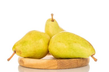 Tahta tepside üç organik armut, makro, beyaz arka planda izole..