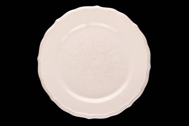 Siyah arka planda beyaz bir seramik tabak, makro, üst görünüm..