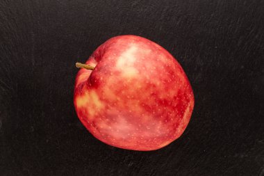Bir kırmızı organik elma tahtada, makro, üst görünüm..