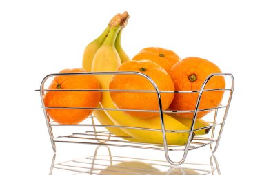 Bir sepette birkaç tatlı mandalina ve muz, makro, beyaz bir arka planda izole edilmiş..