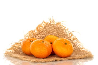 Beyaz arka planda izole edilmiş jüt peçete, makro üzerinde birkaç taze mandalina..