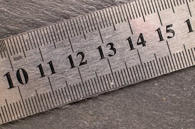 Bir metal cetvel kayrak taşı, makro, üst görünüm.