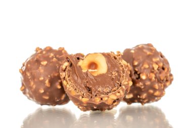 Çikolatalı şekerin yarısı fındıklı ve iki şekerli, makro, beyaz arka planda izole edilmiş..
