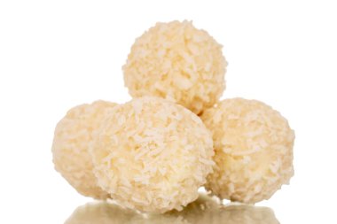 Ceviz ve hindistan cevizi taneli birkaç şeker, makro, beyaz arka planda izole edilmiş..