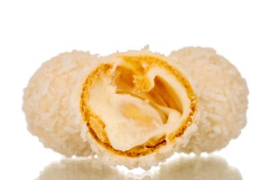 Yarım şekerleme ve hindistan cevizi gevreği ve iki koca şeker, makro, beyaz arka planda izole edilmiş..