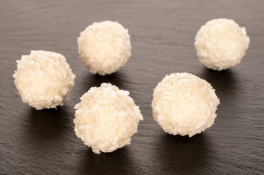 Cevizli ve hindistan cevizli birkaç şeker, kayrak taşı, makro.