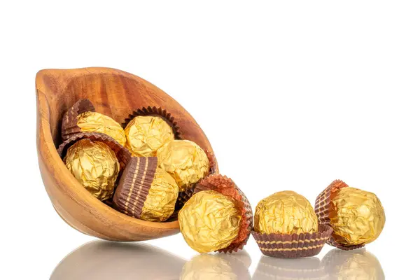 Tahta bardakta, fındıklı çikolata şekerlemeleri, yakın plan, beyaz arka planda izole edilmiş..