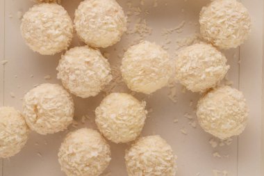 Kağıt bir kutuda fındık ve hindistan cevizi parçacıkları, makro, üst görünüm.