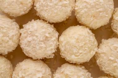 Kağıt bir kutuda fındık ve hindistan cevizi parçacıkları, makro, üst görünüm.