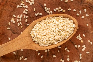 Tahta tabakta tahta kaşıkla beyaz susam, makro, üst manzara..