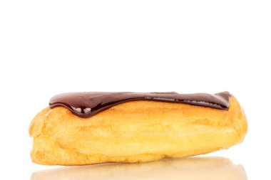 Lezzetli bir çikolatalı ekler, beyaza yakın izole edilmiş..