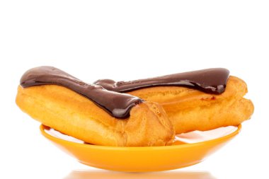 Seramik bir tabakta iki lezzetli çikolatalı pasta, yakın plan beyaz arka planda izole edilmiş..