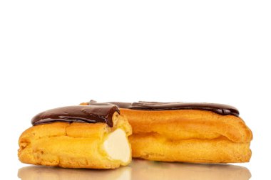 Bir buçuk leziz çikolatalı ekler, beyaza yakın çekim..