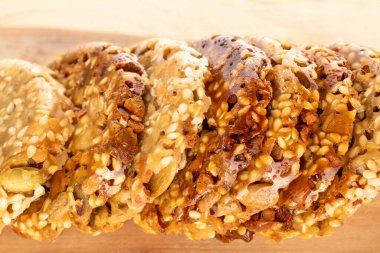 Birkaç fındıklı Thaler kurabiyesi, ahşap bir masada bal, makro, üst manzara..