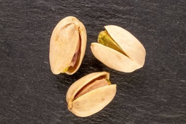 Birkaç lezzetli şam fıstığı, kayrak taşı, makro, üst manzara..