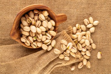 Jüt püresi ve ahşap bardakla az miktarda lezzetli şam fıstığı jüt bezi, makro, üst manzara.