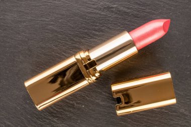 Taş üzerinde bir ruj, makro, üst görünüm..