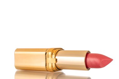 Bir ruj, makro, beyaz arka planda izole edilmiş..