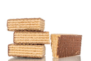 Birkaç tatlı çikolatalı gofret, makro, beyaz arka planda izole edilmiş..