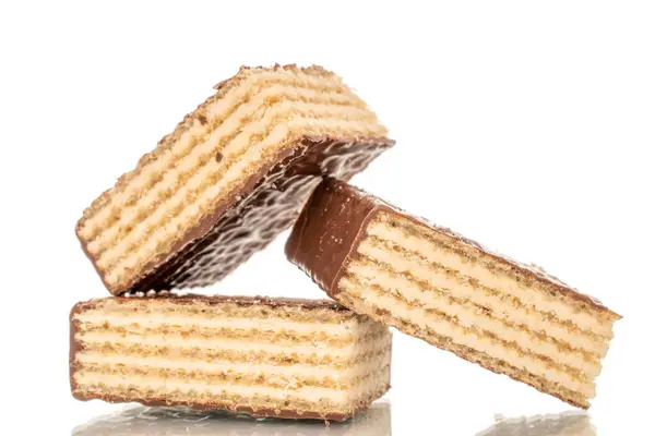 Birkaç tatlı çikolatalı gofret, makro, beyaz arka planda izole edilmiş..