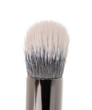 Bir makyaj fırçası, makro, beyaz arka planda izole edilmiş..