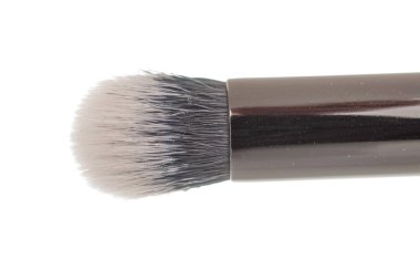 Bir makyaj fırçası, makro, beyaz arka planda izole edilmiş..